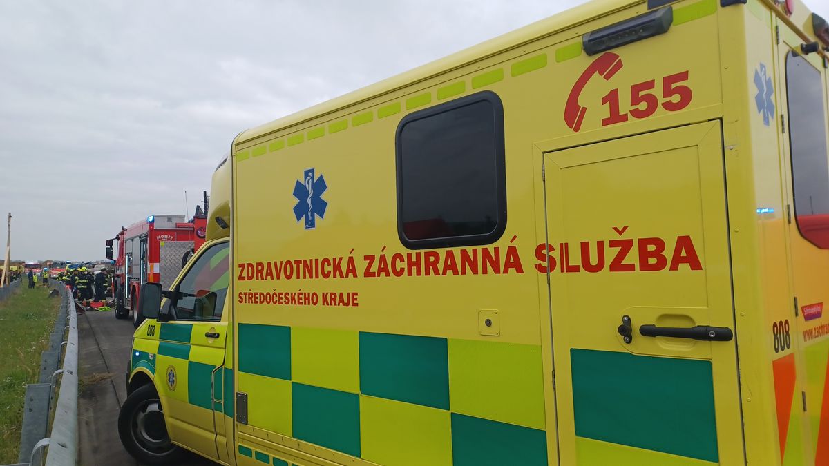 Nákladní auto narazilo na Příbramsku do vlaku s téměř dvaceti cestujícími. Řidič je těžce zraněný
